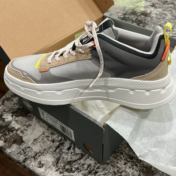 Brand new in box Palla Reverse Lo, 
Stylish kicks designed for everyday wear - Picture 2 of 8
